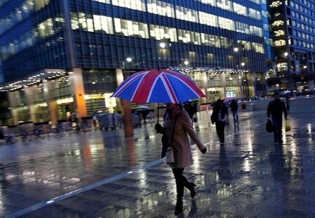 　７月５日、英国が国民投票で欧州連合（ＥＵ）離脱を決めたのを機に、他のＥＵ諸国は英国から金融ビジネスを奪おうと目を光らせ始めた。写真はロンドンの金融街カナリーワーフを歩く人々。２０１３年１１月撮影（２０１６年　ロイター/Eddie Keogh）