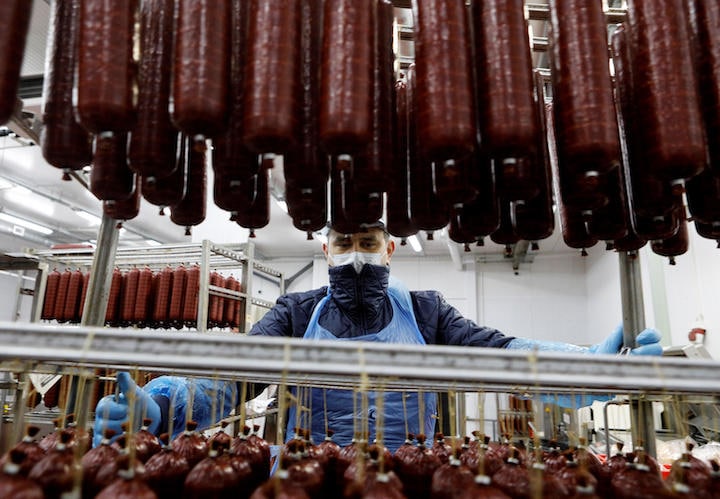 各国の食肉処理工場で集団感染が起きている...... REUTERS/Eduard Korniyenko