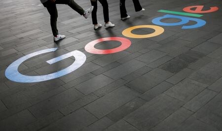 米グーグルの持ち株会社アルファベット傘下のジグソーは来週、ロシアによる軍事侵攻で発生したウクライナ難民に関する偽情報への対策をポーランド、スロバキア、チェコで開始する。資料写真、シンガポールで２３日撮影（２０２２年　ロイター／Edgar Su）