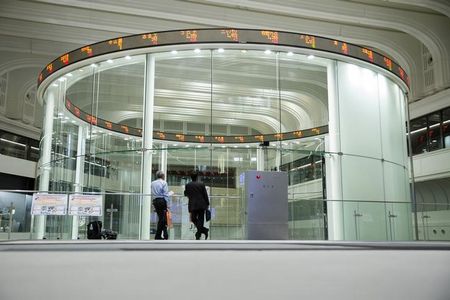 　７月１０日、午前の東京株式市場で日経平均は、前営業日比２１４円５４銭安の３万２１７３円８８銭と続落した。写真は都内にある東京証券取引所で２０１５年６月撮影（２０２３年　ロイター／Thomas Peter）