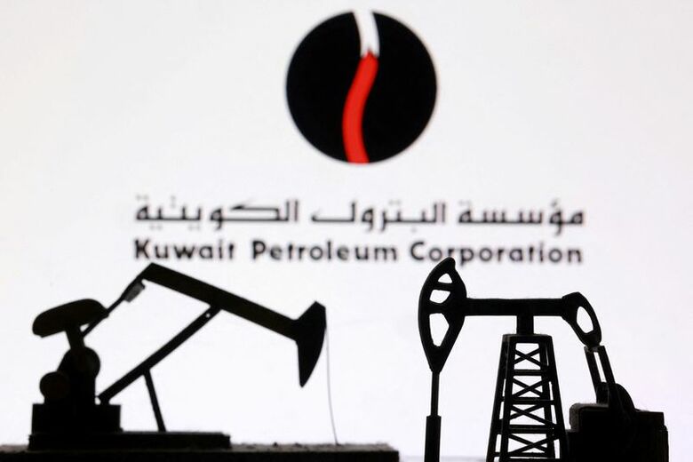 オイルポンプとクウェート石油公社（KPC）のロゴ。3月2日撮影のイメージ写真。REUTERS/Dado Ruvic/Illustration