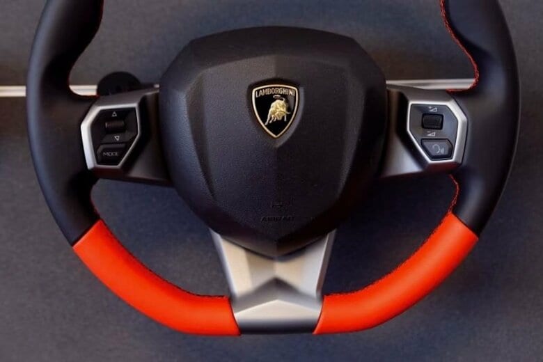 写真はランボルギーニのロゴ。2017年6月、レバノンのベイルートで撮影。REUTERS/Mohamed Azakir