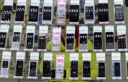 　１１月２２日、国連機関の国際電気通信連合が公表した報告によると、モバイル機器の通信網拡大と価格低下を背景に２０１６年末までに世界の人口の約半分に当たる３５億人がインターネットを利用するようになるものの、普及の中心は引き続き先進国に限られるようだ。写真はキエフで１０月撮影（２０１６年　ロイター/Gleb Garanich）