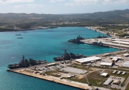 　８月１０日、北朝鮮が米領グアムへのミサイル発射計画を８月中旬までに策定すると表明したことについて、グアムのカルボ知事は、北朝鮮の「不安心理」が背景にあると分析、脅威は高まっていないとの見方を示した。写真はグアムの海軍基地。提供写真（２０１７年　ロイター／Naval Base Guam）