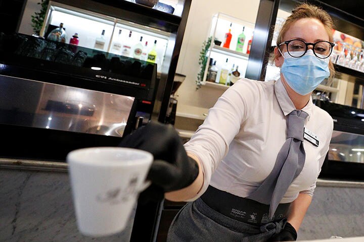 イタリア・ローマのカフェ（2020年5月18日）　GUGLIELMO MANGIAPANE-REUTERS