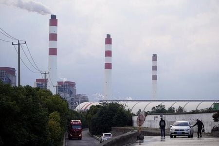 フランスと米国は３０日からアラブ首長国連邦（ＵＡＥ）で開催される第２８回国連気候変動枠組み条約締約国会議（ＣＯＰ２８）で石炭を燃料とする発電所への民間融資の凍結を求める計画。写真は、中国・上海の火力発電所の遠景。２０２１年１０月２１日に撮影。（２０２３年　ロイター／Aly Song）