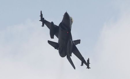 　１１月２４日、トルコがロシア軍用機を撃墜した。写真はトルコ軍のＦ１６戦闘機。７月撮影（２０１５年　ロイター/Murad Sezer）