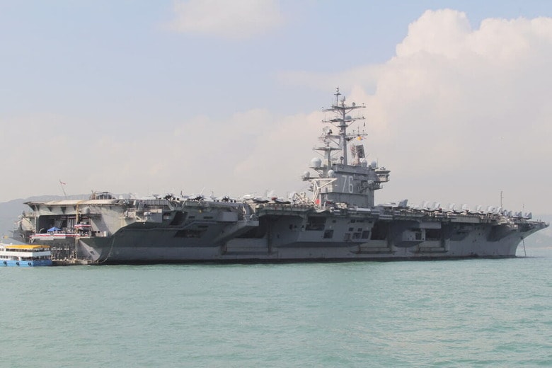 米海軍は、台湾東方のフィリピン海に空母を含む艦艇4隻を配備していることを明らかにした。「通常の」配備と説明している。写真は空母「ロナルド・レーガン」。香港で2018年11月撮影（2022年　ロイター/Yuyang Wang）