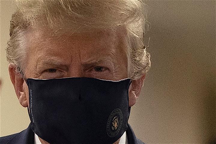 トランプ米大統領は現地時間の11日、ワシントン郊外の軍事病院をマスク姿で訪問した。新型コロナウイルスの感染にも関わらずマスクを拒んできたトランプ氏にとって、公の場でマスクを着用したのは初めて。(2020年　ロイター/Tasos Katopodis)
