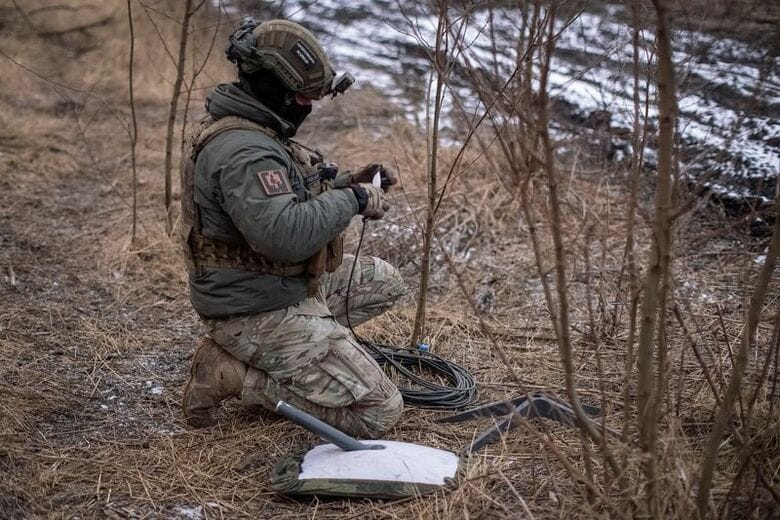 スターリンクの衛星インターネットシステムを操作するウクライナ軍の兵士。2024年2月、ウクライナのドネツク州で撮影。REUTERS/Inna Varenytsia