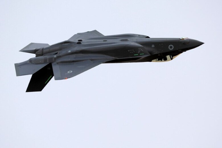 ４月２０日、航空自衛隊の「Ｆ２」戦闘機の後継に、米空軍の「Ｆ２２」と「Ｆ３５」両方を土台にした機体を開発する案が浮上していることが分かった。写真はＦ３５。イスラエルで昨年１２月撮影（２０１８年　ロイター／Amir Cohen）