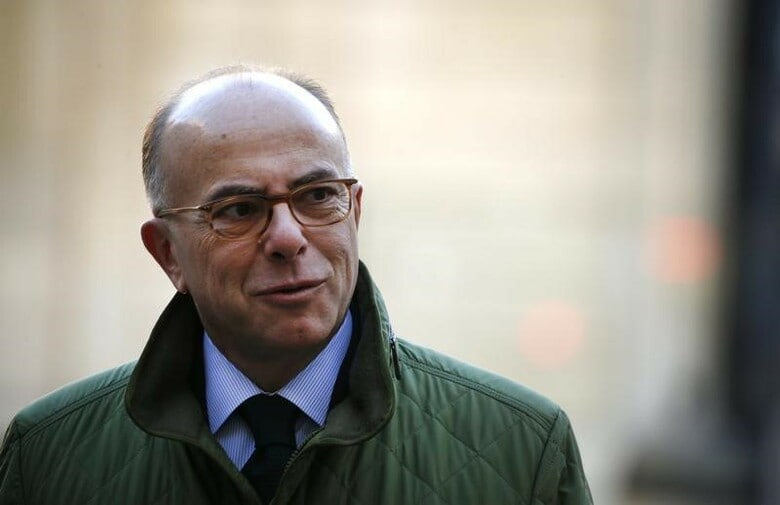 １１月２１日、フランス当局は、武装襲撃計画を阻止し、７人を拘束したと明らかにした。写真はカズヌーブ内相。パリで１８日撮影（２０１６年　ロイター／Jacky Naegelen）