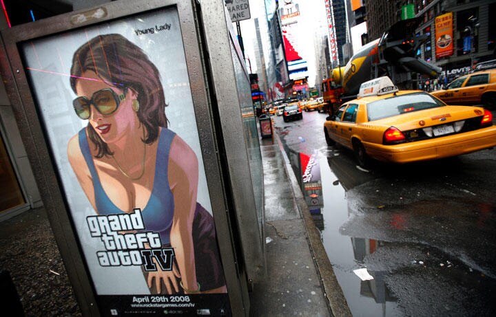 NYの街に張り出されたGTAの広告。性的に過激なシーンもあって18禁になっている　Mike Segar-REUTERS