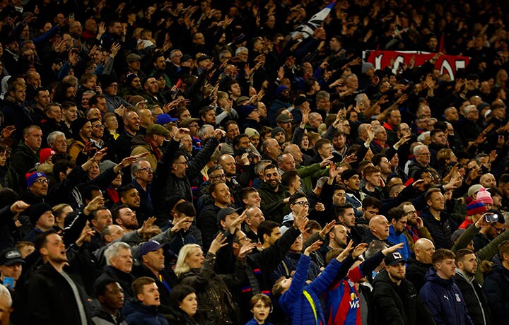 英プレミアリーグのアーセナル対クリスタル・パレス戦でマスクをせずに密集するサポーター（4日、ロンドン）　Andrew Boyers-REUTERS
