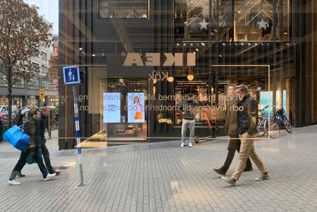 ６月１４日　スウェーデン統計局が１４日発表した５月のＣＰＩＦ（金利変動の影響を除外した消費者物価）上昇率は前月比１．０％、前年同月比７．２％と、１９９１年１２月以来約３０年ぶりの高水準だった。２０１９年１１月、ストックホルムで撮影。（２０２２年　ロイター／Anna Ringstrom）