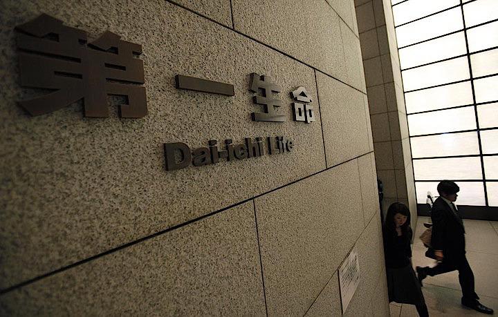 第一生命ホールディングスの稲垣精二社長は、低金利が続く国内の金利水準に変化がなければ、10年後には利益の半分を海外部門が占める可能性があると語った。都内で2010年3月撮影（2019年　ロイター/YURIKO NAKAO）