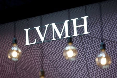 写真はＬＶＭＨのロゴ。パリ近郊で開かれたカンファレンス会場で2025年6月撮影。REUTERS/Benoit Tessier