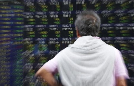 　５月２２日、寄り付きの東京株式市場で、日経平均株価は前営業日比２３円５８銭高の２万３０２５円９５銭となり、小幅続伸して始まった。写真は都内の株価ボード前で２０１３年５月撮影（2018年　ロイター／Toru Hanai）