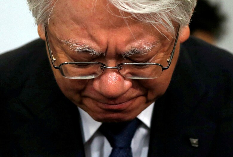 １０月１２日、神戸製鋼所の川崎博也会長兼社長は、経済産業省内で記者団に対して、アルミ・銅製品などで性能データを改ざんしていたことについて「品質不正で神戸製鋼の信頼度はゼロに落ちた」と厳しい現状認識を示した。写真は謝罪する同会長兼社長。都内で撮影（２０１７年　ロイター／Toru Hanai）