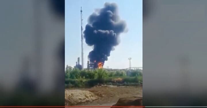 SNSに投稿されたドローンによる攻撃を受けたノボシャフチンスクの製油所　The Mirror / YouTube