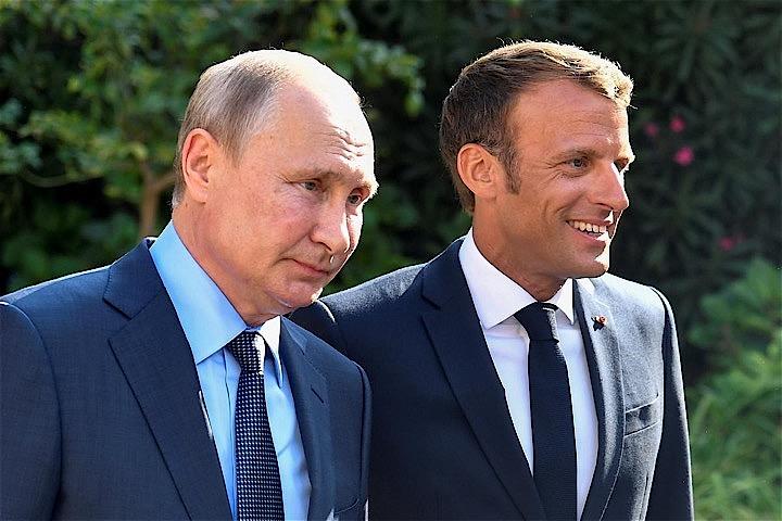 フランスのマクロン大統領（写真右）とロシアのプーチン大統領（左）は、首脳会談に先立つ共同記者会見で、９月のモスクワ市議会選挙に野党候補が出馬するのを当局が禁止して大規模な抗議活動が毎週、１カ月以上続いていることを巡り、舌戦を繰り広げた。仏ブレガンソン城塞で代表撮影（２０１９年　ロイター）