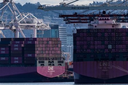 　３月２４日、 米海運業界の幹部らはトランプ大統領の国内造船業活性化計画について、中国に関連する船舶への料金徴収案に依存していることから米国の船舶運航会社、港湾、輸出業者、雇用に打撃を与え、裏目に出る可能性が高いという見解を示した。オークランド港で６日撮影（２０２５年　ロイター/Carlos Barria）