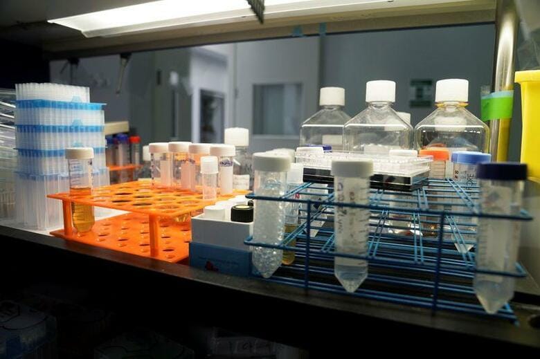 米マイクロソフトは１３日、ロシア政府や北朝鮮政府とつながりが疑われるハッカー集団が、新型コロナウイルス感染症ワクチンと治療薬を開発している世界中の製薬会社や研究機関などを標的にサイバー攻撃を仕掛けていたと明らかにした。米国のコロナ研究施設。５月撮影（２０２０年　ロイター／Bing Guan）