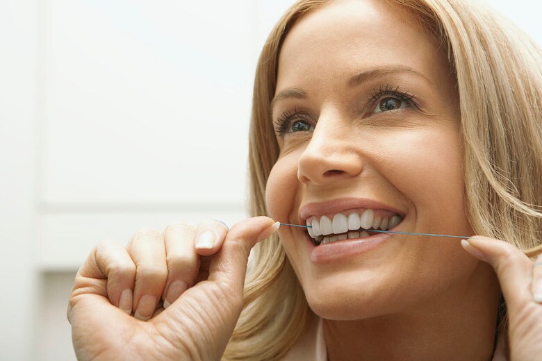 デンタルフロスを使っているとアルツハイマーの予防効果があるかも……　FangXiaNuo - iStockphoto