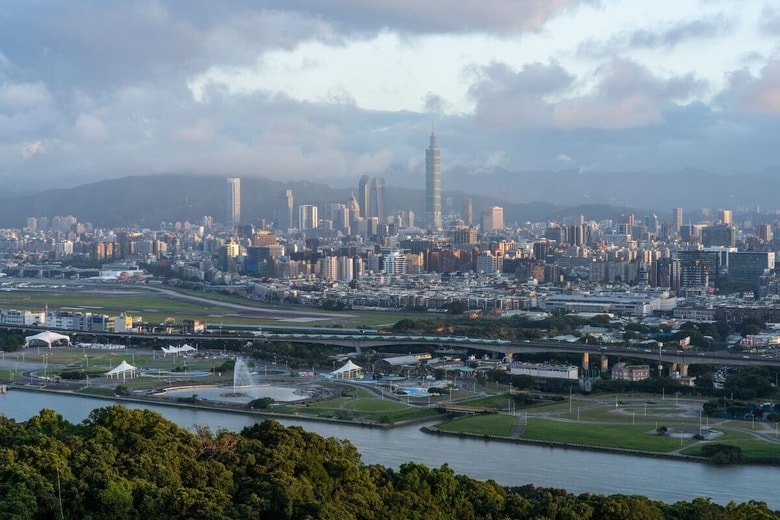 台湾を代表する超高層ビル「台北101」と台北市のスカイライン（2024年10月）　Jimmy Beunardeau / Hans Lucas via Reuters Connect