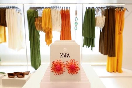 　９月１４日、「ザラ」などのファッションブランドを展開するスペインのアパレル大手インディテックスのイグナシオ・フェルナンデス最高財務責任者（ＣＦＯ）は上期（２─７月）決算発表会見で、コスト上昇のためこの秋に再び値上げする計画を発表した。写真はザラの店舗。マドリードで４月撮影（２０２２年　ロイター／Juan Medina）
