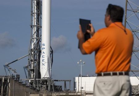 　５月２６日、米空軍は２６日、宇宙分野のベンチャー企業スペースＸに対し、米軍事偵察衛星の打ち上げを行う資格を認めた。フロリダ州ケープカナベラルで４月撮影（２０１５年　ロイター/SCOTT AUDETTE）