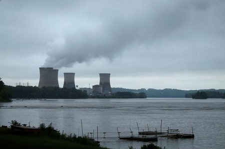 ５月３０日、１９７９年に部分的炉心溶融が発生し、米国史上最悪の原発事故が起きたペンシルベニア州のスリーマイル島原子力発電所が、２０１９年に閉鎖されることになった。原発を所有するエクセロンが明らかにした。写真は同原子力発電所。３０日撮影（２０１７年　ロイター／Carlo Allegri）
