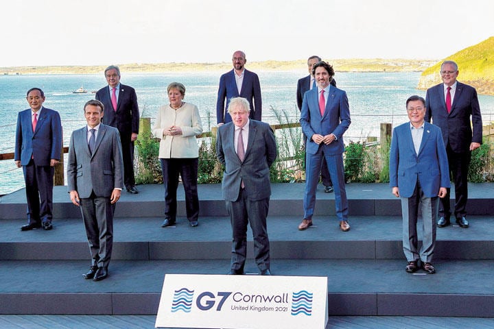 G7サミットの記念撮影に臨んだ菅（2列目左端）と文（前列右端、6月12日）　YONHAP NEWS/AFLO