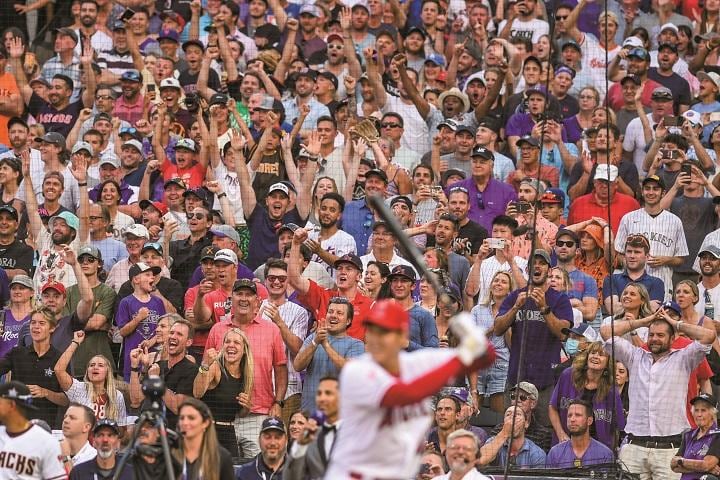 オールスター戦前日のホームラン競争でファンの大声援を浴びる大谷。翌日の試合には投打の二刀流で先発し、勝利投手となった　AARON ONTIVEROZｰMEDIANEWS GROUPｰTHE DENVER POST/GETTY IMAGES