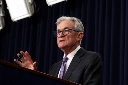 写真はパウエル米連邦準備理事会（ＦＲＢ）議長。２０２５年１２月、ワシントンのＦＲＢ本部で撮影。REUTERS/Kevin Lamarque