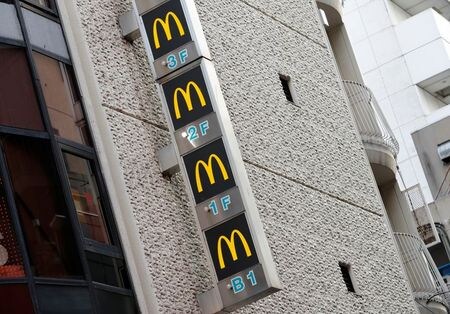 　８月１２日、日本マクドナルドホールディングスが発表した２０２０年１―６月期の連結決算は、営業利益が前年同期比０．７％増の１４８億円だった。写真は２０１７年９月、都内で撮影（２０２０年　ロイター／Kim Kyung-Hoon）