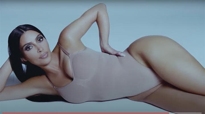 キム・カーダシアンの下着ブランドは最初「KIMONO（キモノ）」という名前だった　SKIMS/YouTube
