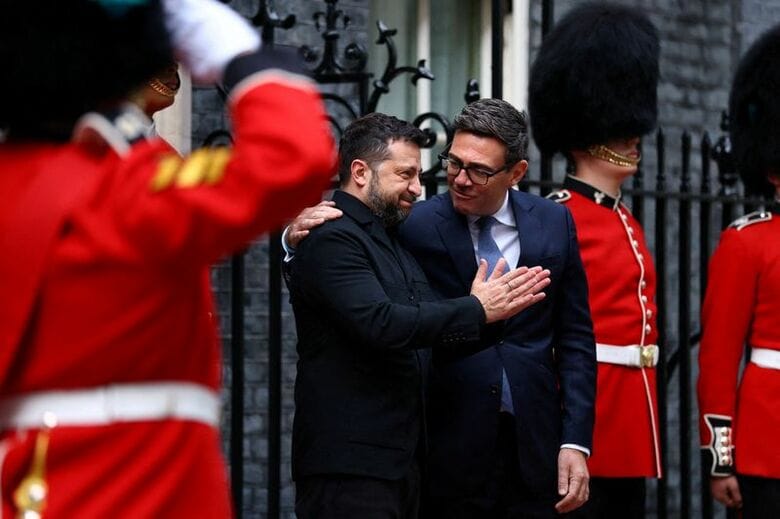 ウクライナのゼレンスキー大統領（左）を迎える、バーナム英首相。10月14日、ロンドンのダウニング街10番地（首相官邸）前で代表撮影。REUTERS