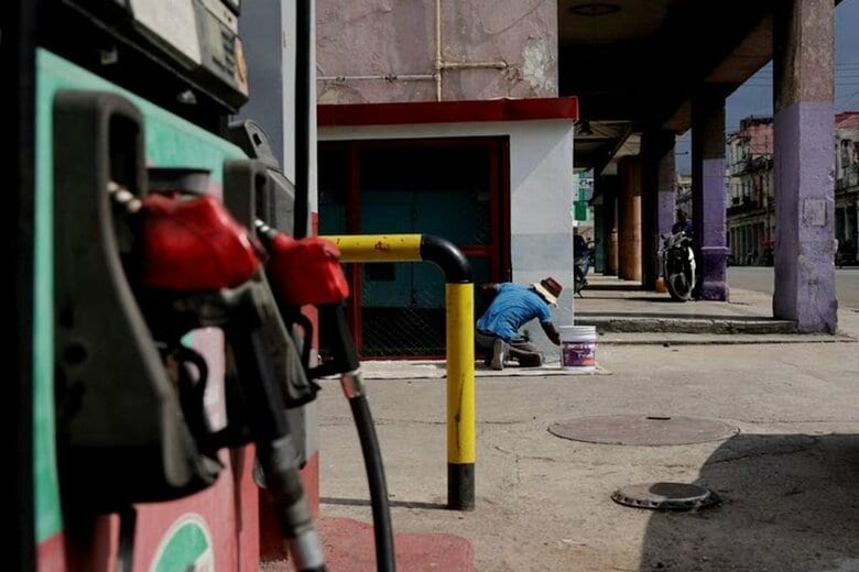 写真はハバナのガソリンスタンド。7月21日、ハバナで撮影。REUTERS/Norlys Perez