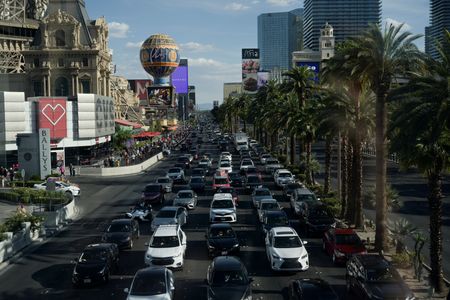 米自動車大手のゼネラル・モーターズ（ＧＭ）とフォード・モーターの役員は１５日、金利が上昇局面にあり、ガソリン価格が過去最高値まで高騰したものの、乗用車とトラックの国内需要は引き続き堅調との認識を示した。写真は２０２１年５月、ネバダ州ラスベガスで撮影（２０２２年　ロイター/Bridget Bennett）