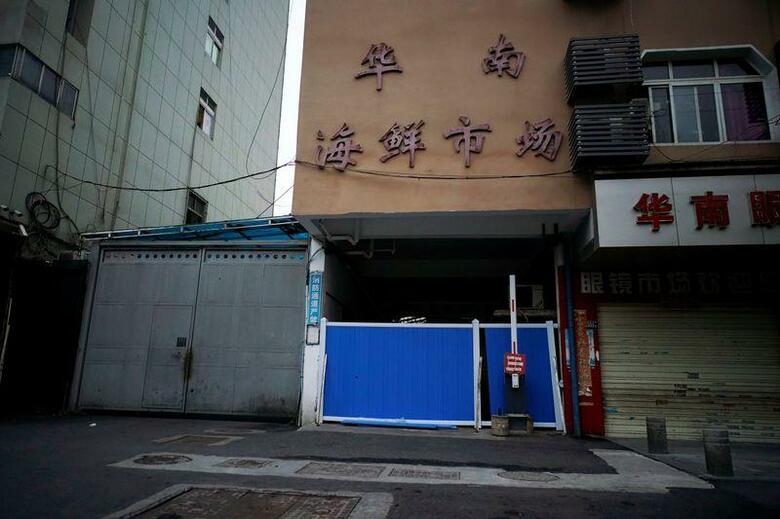 世界保健機関は8日、中国武漢市の卸売市場が新型コロナウイルスの感染拡大に関連しているとの見解を示した上で、さらに調査する必要があると述べた。写真は3月30日、新型コロナ感染を受けて閉鎖された武漢の市場（2020年　ロイター/Aly Song）