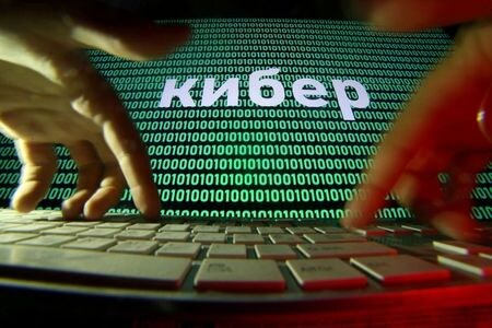 英国家サイバーセキュリティーセンター（ＮＣＳＣ）は１６日、ロシアが支援するハッカー集団が新型コロナウイルスのワクチンや治療法の研究・開発に関する情報を標的に、世界の研究機関にサイバー攻撃を仕掛けていると非難する声明を発表した。写真はイメージ。２０１８年１０月撮影（２０２０年　ロイター/Dado Ruvic）