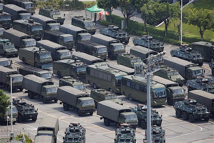 中国深圳にある香港との境界に近い競技場で中国人民武装警察（武警）が演習を実施しているのが確認された。香港で続いている「逃亡犯条例」改正案を巡る抗議活動に対するけん制とみられる（２０１９年　ロイター/Thomas Peter）