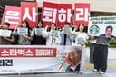 スターバックス不買運動のデモに参加した若者たち　Kichul Shin/NurPhoto - REUTERS