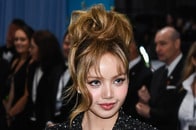 「股間に顔」BLACKPINKリサ、ノーパンツルックで妖艶ランジェリー披露もそのデザインに「不敬」の声　誰の顔が？