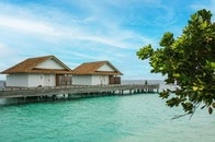 海上ヴィラで撮影中、スマホが夜の海に落下...女性が取った「まさかの行動」と「圧巻の救出劇」がSNSで話題に