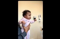 【動画】「見てこの表情」「泣ける...」 補聴器で「初めてママの声を聴いた」赤ちゃん、最高の反応に世界が感動