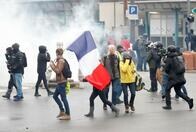 仏､黄色いベスト運動開始から1年でデモ　パリ衝突では124人連行