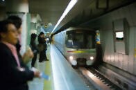 「Be Careful to Passage Trains」日本の駅で見つけた妙な英語