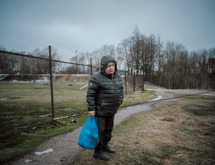 ロシアとエストニアを隔てるナルバ川の岸で釣りざおを手にした漁師のミハイルは、「私はロシア生まれだが、もしロシアがここに攻めてきたら銃を持って防衛する」と言う。それでも彼は、住民と政治的議論をするのは避けている。「政治の話題が始まったらその場を離れる。なんでそんなたわ言を聞く必要がある？　どうせ私たちは何も知らないんだ」